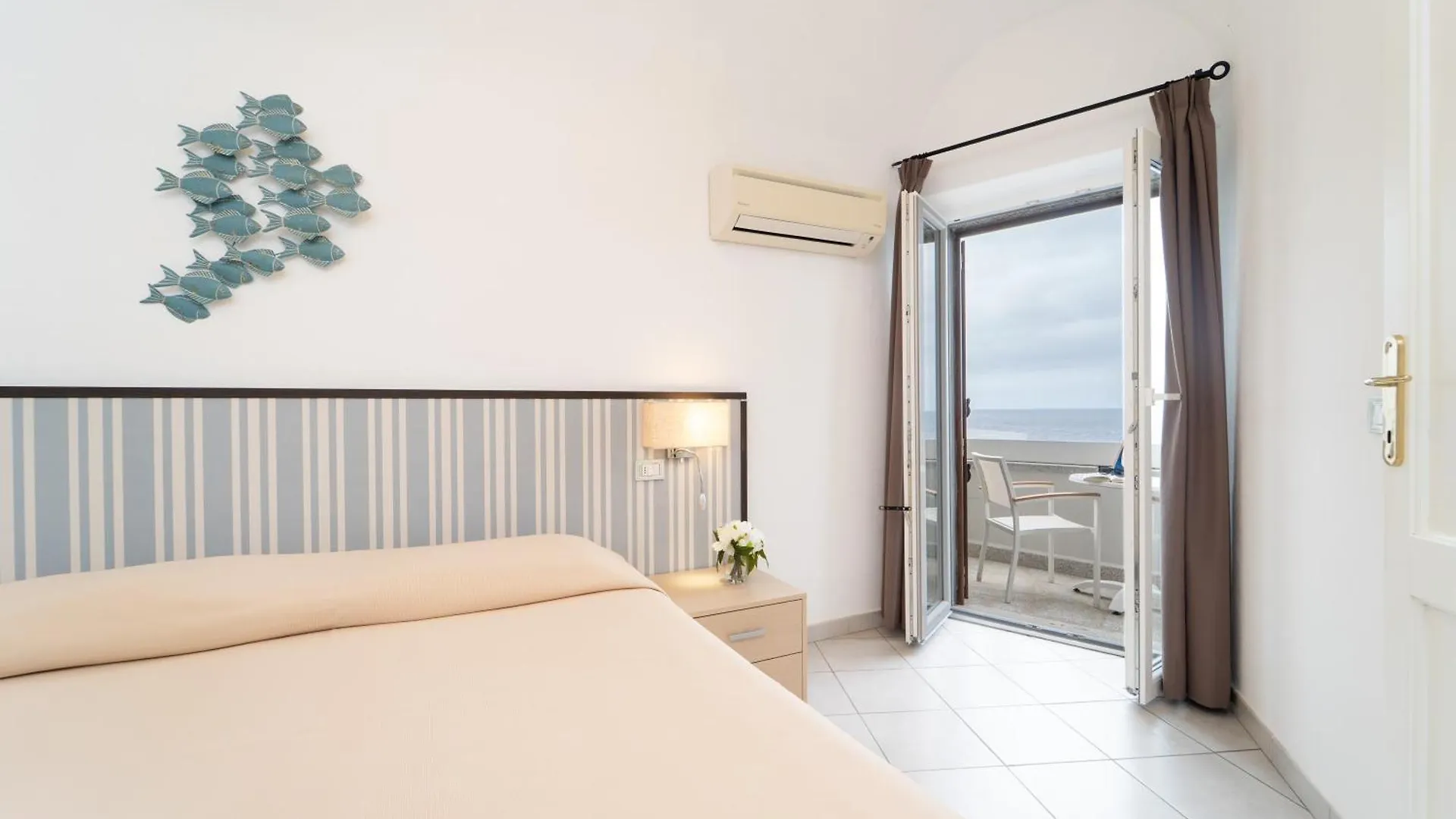 Hotel Saraceno Giglio Porto 3*,  Italia