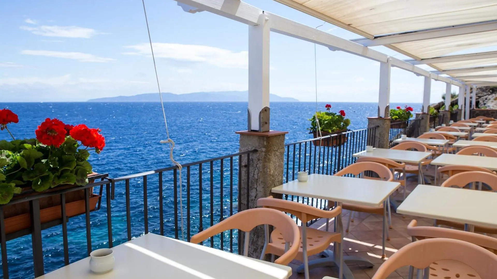 Hotel Saraceno Giglio Porto 3*,  Italy